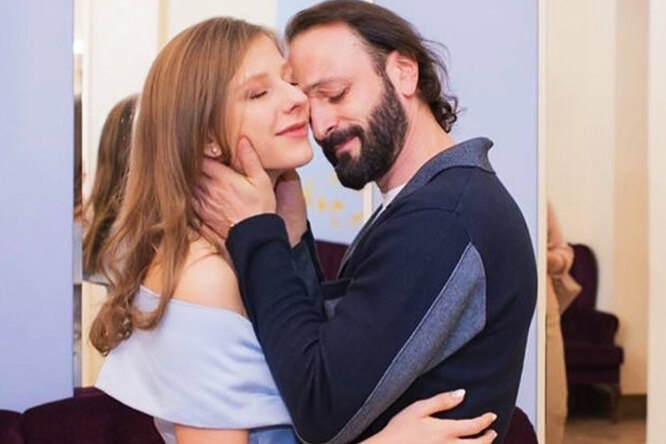 На коленях у мужа: Лиза Арзамасова страстно обняла Илью Авербуха на празднике