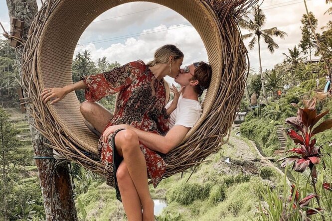 Жена Никиты Преснякова показала романтичный поцелуй на Бали