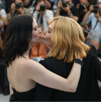Ева Грин поцеловалась с Эмманюэль Сенье на фотоколле в Каннах