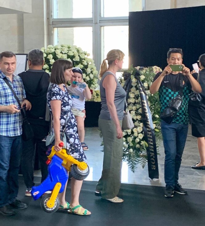Фанаты Юрия Шатунова делали фото у его гроба