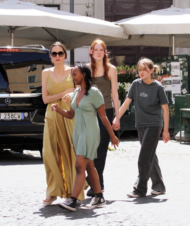 Анджелина Джоли с дочерьми и их подругой