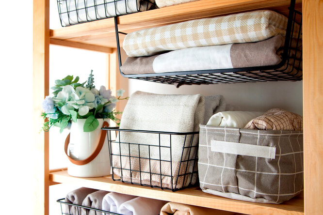 VOICE-лайфхаки: как хранить вещи, если в квартире нет места для гардеробной?