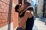 «Юбка слишком короткая!»: самая красивая женщина страстно поцеловала бойфренда