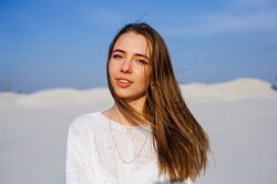 Этим девушкам идет всё: что такое антиконтрастный тип внешности