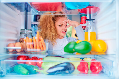 Секреты свежести: как убрать неприятный запах из холодильника