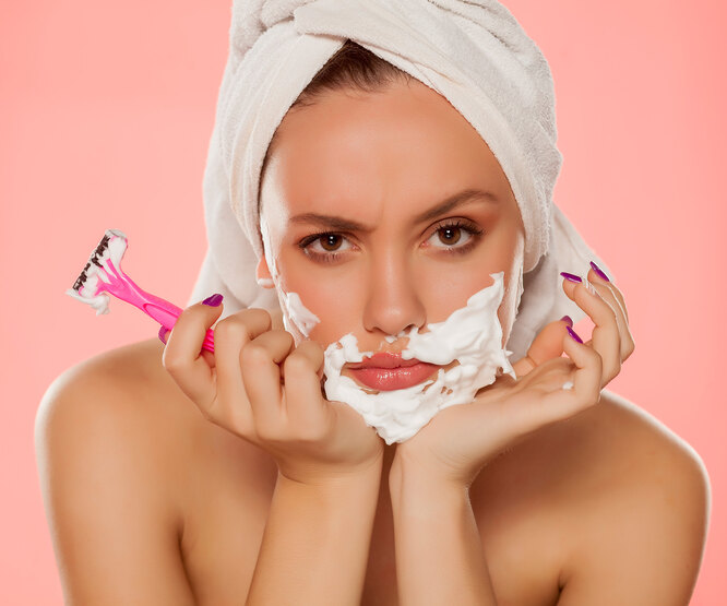 Женское бритье лица: странный тренд, который возродился благодаря ТикТоку