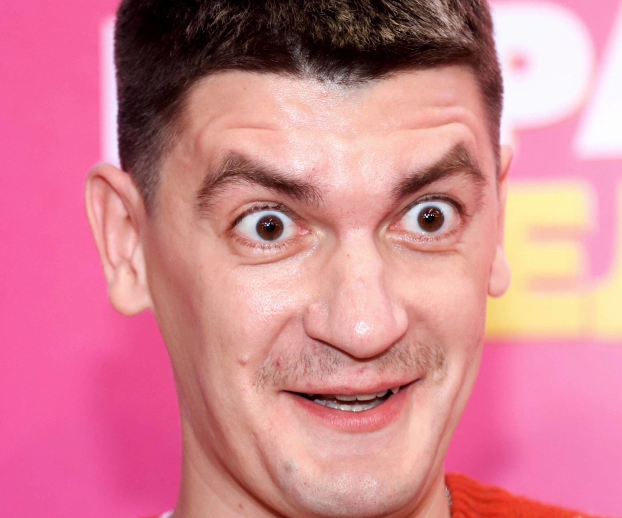 Пародия несмешная. Мы ему морду набьем: Гудков с клипом Я узкий возмутил Кушанашвили и Драпеко