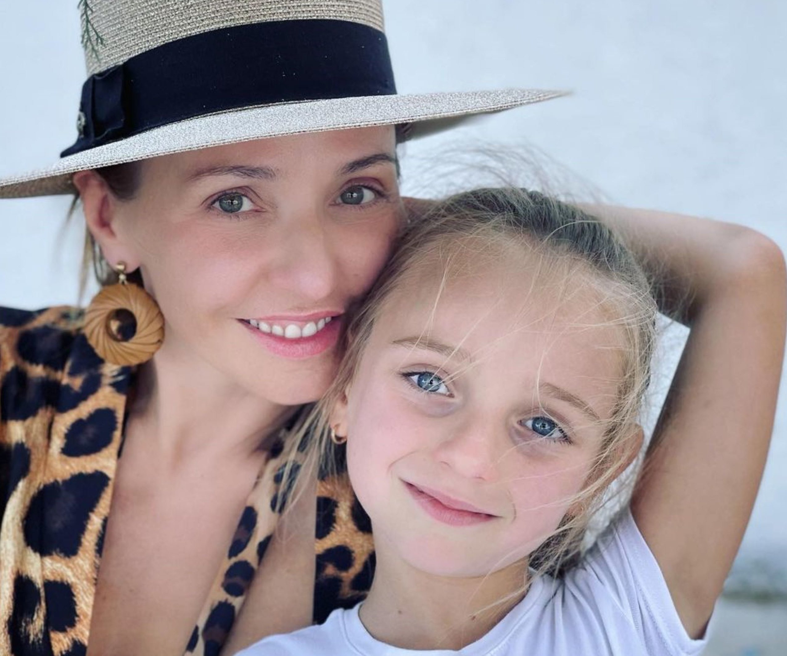 Надя удивительно креативная: Татьяна Навка показала, как 7-летняя дочь учит уроки на качелях