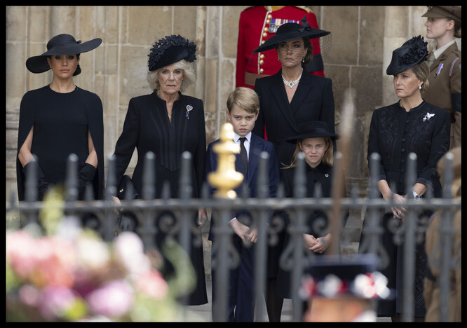 Члены королевской семьи едва сдерживали эмоции на похоронах Ее Величества