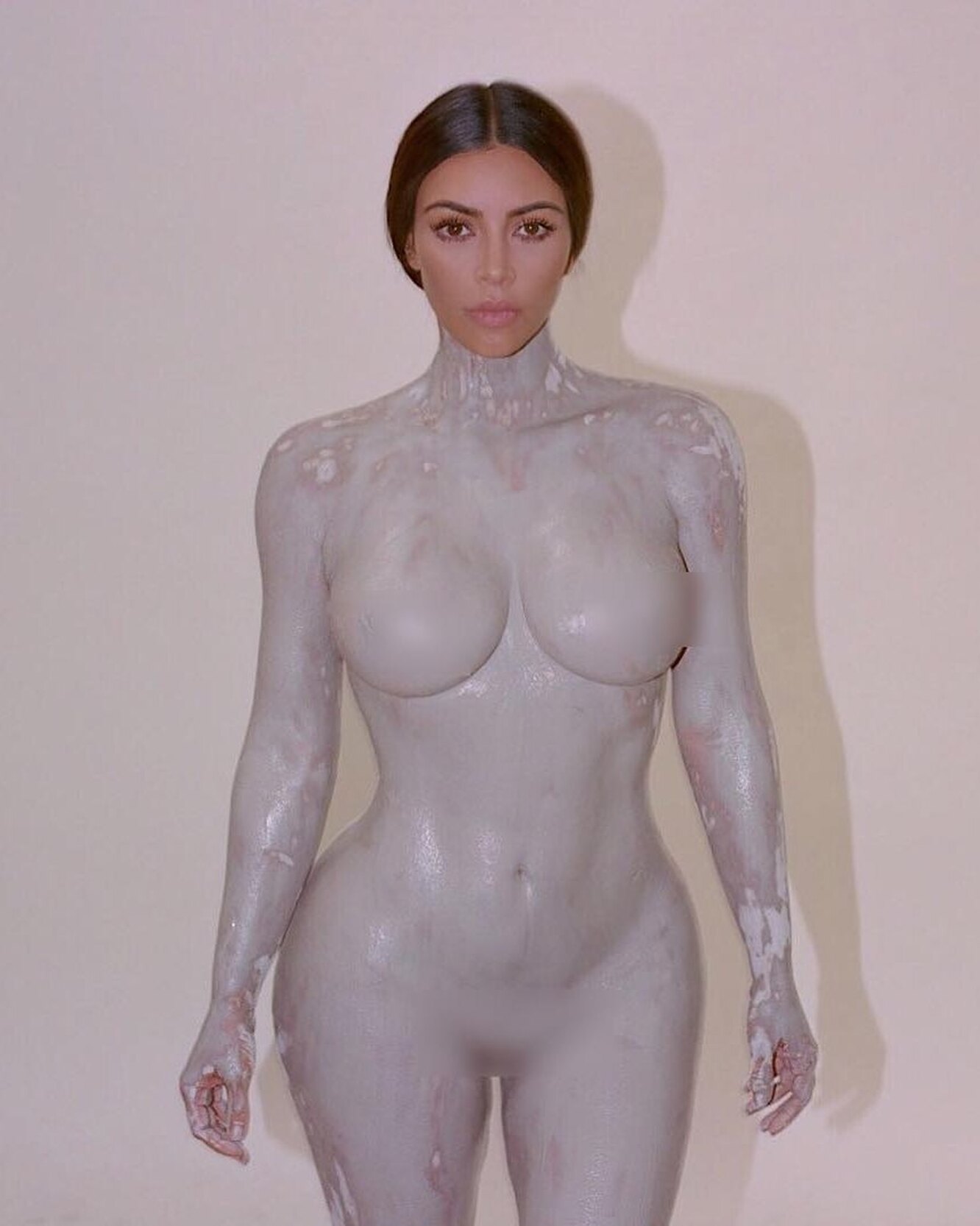 Ким Кардашьян в фотосессии с голым мужчиной, и это не Канье Уэст.