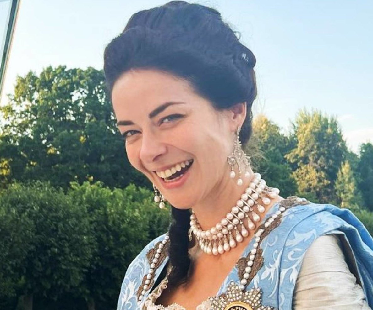 На мне сорочка, три юбки, корсет, платье и шлейф: Марина Александрова страдает в наряде императрицы в жару