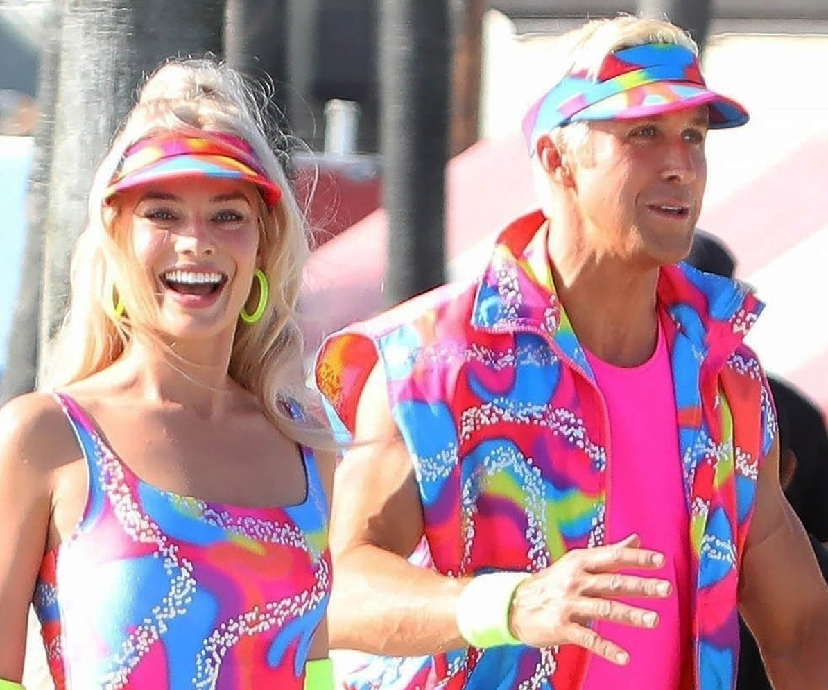 Звезды в дико-розовых нарядах: Марго Робби и Райан Гослинг появились на пляже в Лос-Анджелесе