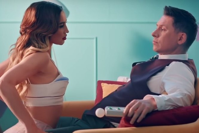 Ольга Бузова стала влюбленной в Тимура Батрутдинова служанкой в новом клипе Ольга Бузова стала влюбленной в Тимура Батрутдинова служанкой в новом клипе