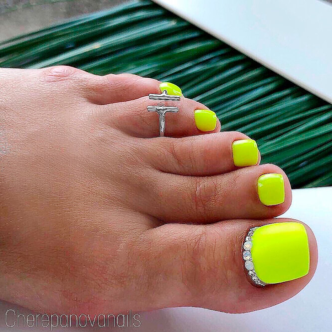 Bubblegum Tint, Cloudy Nails, and More: 5 Brightest Pedicure Ideas for This Summer