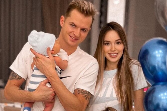 Новорожденный в купели: Анастасия Костенко и Дмитрий Тарасов крестили сына