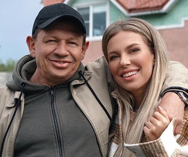 Мой папа сорвался. Страшно запил: Рита Дакота рассказала о семейной драме