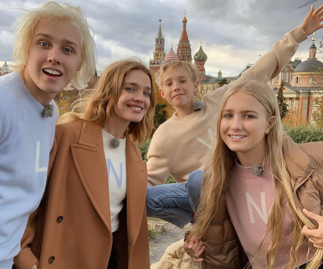Маленькие мамы: звезды, родившие детей очень рано – Водянова, Брежнева и другие