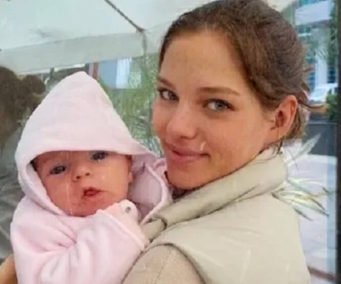 «Я носилась за ней по самолету»: Алеся Кафельникова одна совершила 24-часовой перелет с дочерью