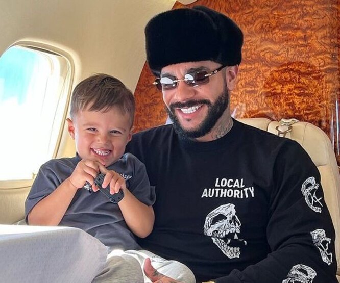 «Аист принес»: Тимати показал сына и намекнул на третьего ребенка