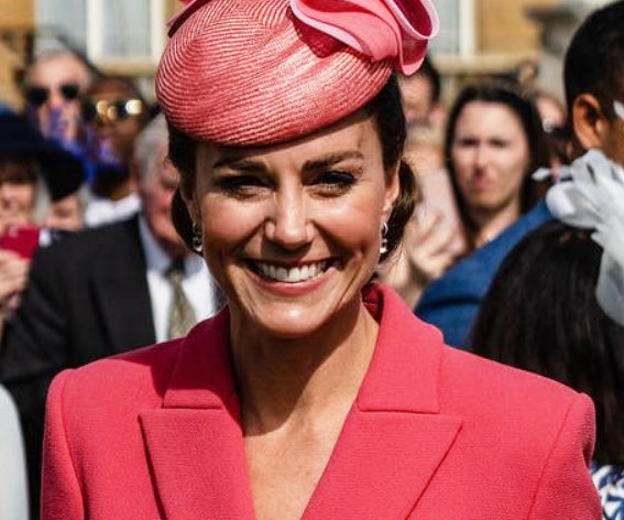 Правая рука королевы: Кейт Миддлтон в коралловом платье заменила Елизавету II