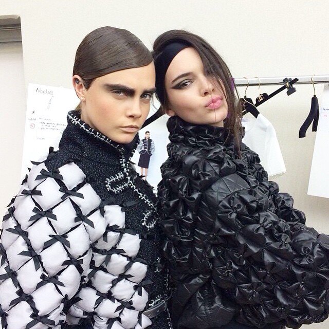 Кара Делевинь и Кендалл Дженнер на показе Chanel/Instagram (Социальная сеть признана экстремистской и запрещена на территории Российской Федерации)
