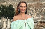 «Удивительно хрупкая фигура!»: Татьяна Навка в платье с открытыми плечами и бантом на груди появилась в Эфесе