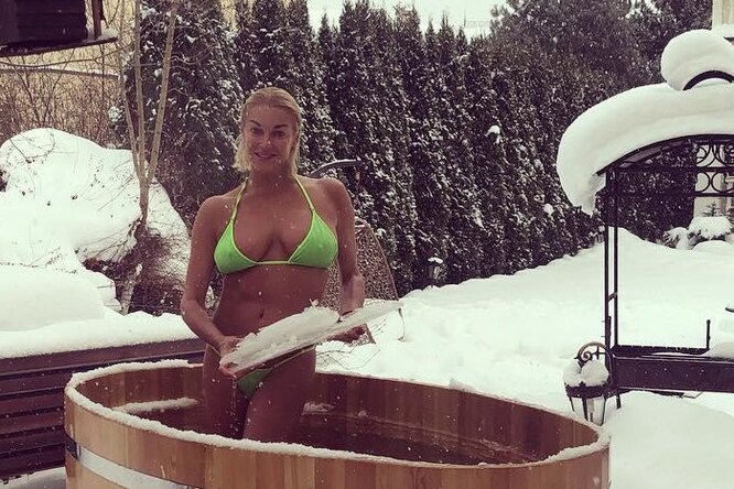 «Неудачное закаливание»: Анастасия Волочкова бросила кота в ледяную купель «Неудачное закаливание»: Анастасия Волочкова бросила кота в ледяную купель