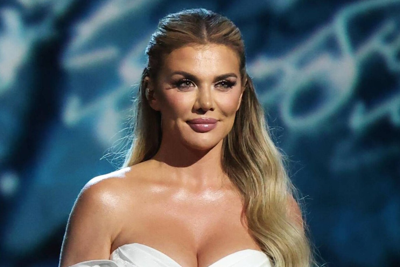 Анна Седокова в свадебном платье с глубоким декольте потрясла членов жюри шоу «Три аккорда»