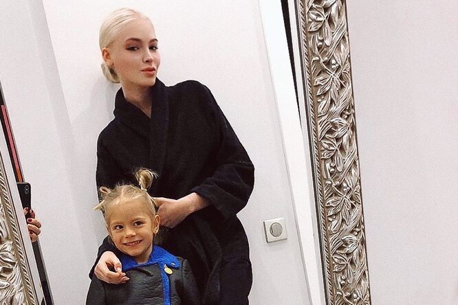 Дочь Алены Шишковой повторила модный образ звездной блондинки