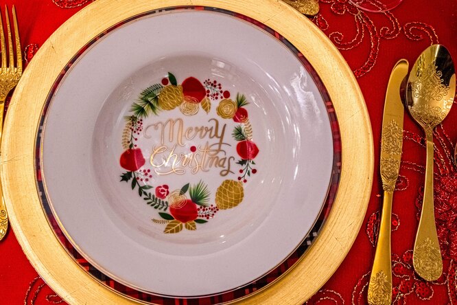 Новогодняя посуда: тарелки и бокалы, которые украсят праздничный стол