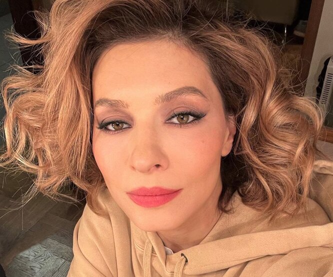 Звезда у шеста: Елена Подкаминская в стрипах показала шпагат, стоя на руках