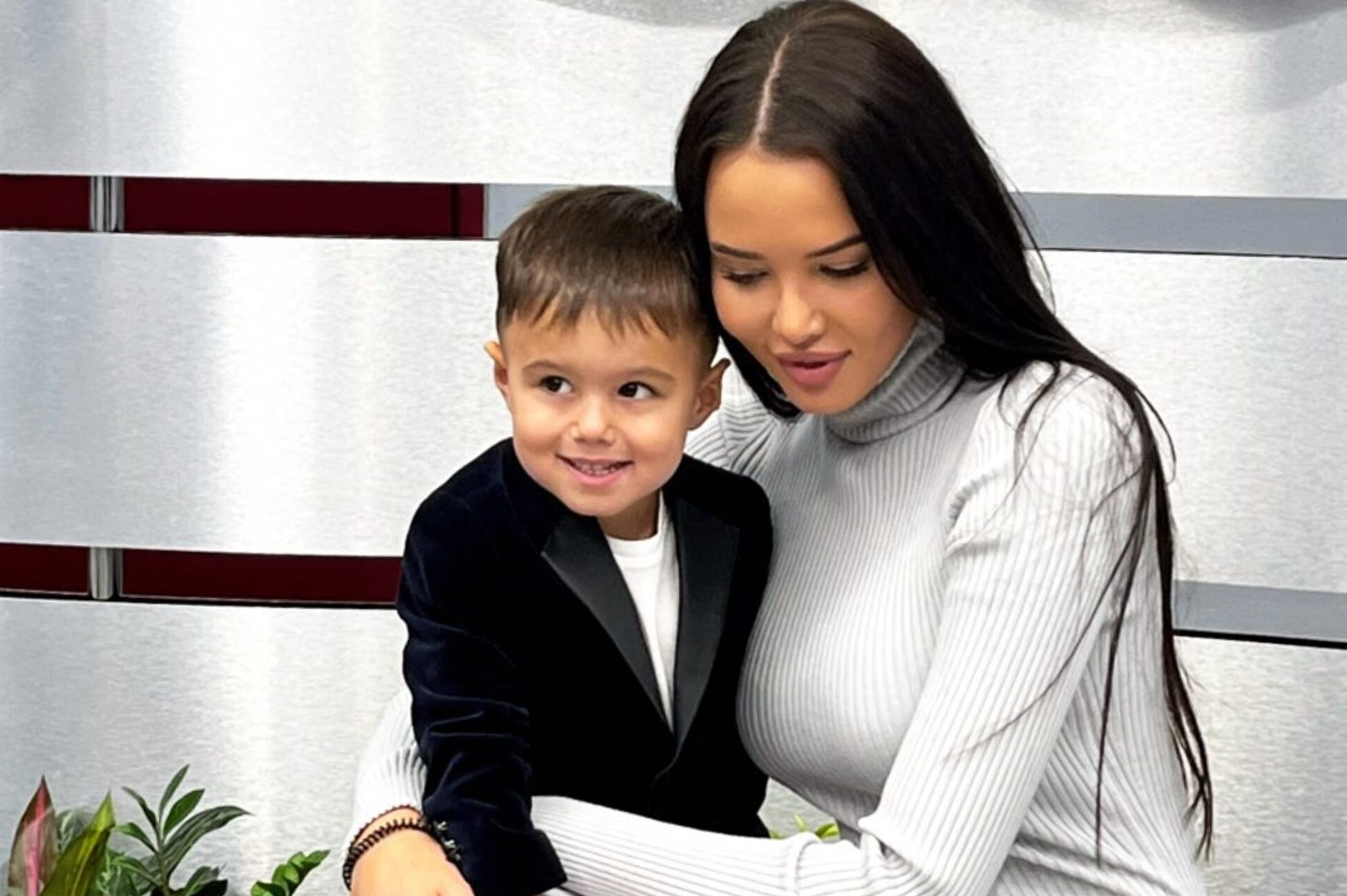 Забавный малыш в объятиях мамы: Анастасия Решетова спела колыбельную 2-летнему сыну