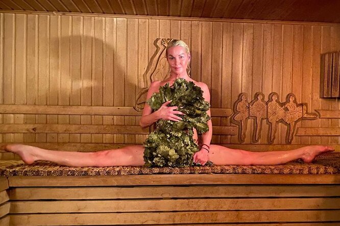Обнаженная Анастасия Волочкова сделала шпагат в своей бане