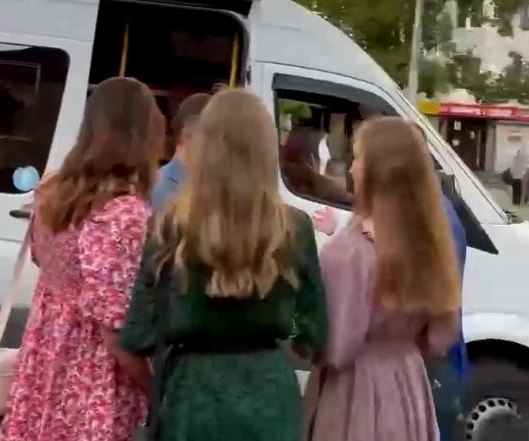Оденьтесь красиво: девушек попытались вывезти из Москвы на фейковый кастинг Холостяка
