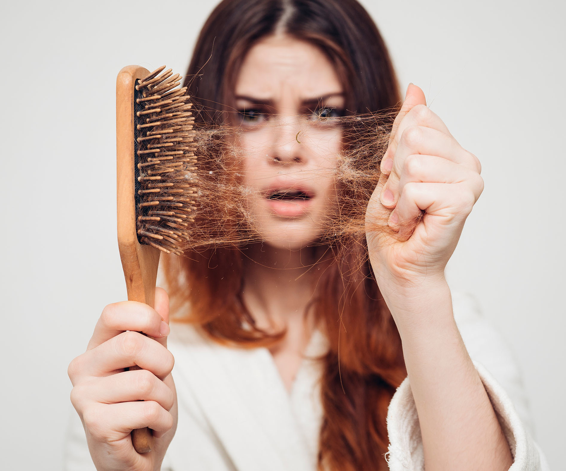 Почему выпадают волосы и как вернуть объем прическе