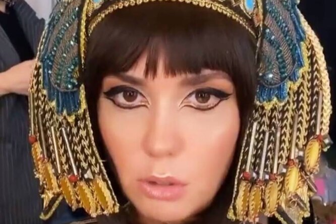 «Я выгляжу странно!»: Агата Муцениеце в образе Клеопатры появилась в магазине