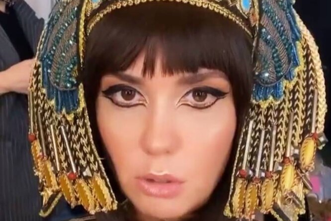 «Я выгляжу странно!»: Агата Муцениеце в образе Клеопатры появилась в магазине «Я выгляжу странно!»: Агата Муцениеце в образе Клеопатры появилась в магазине