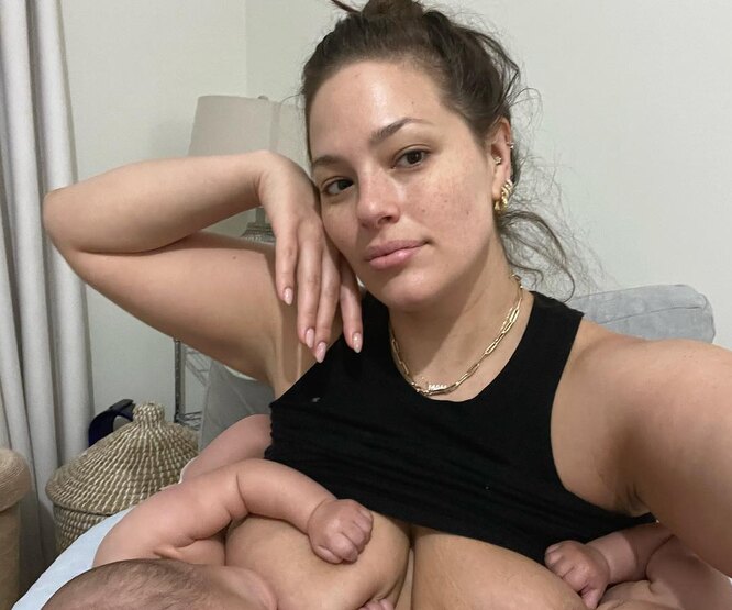 Покормила грудью на камеру: Эшли Грэм снялась с близнецами, при родах которых чуть не умерла