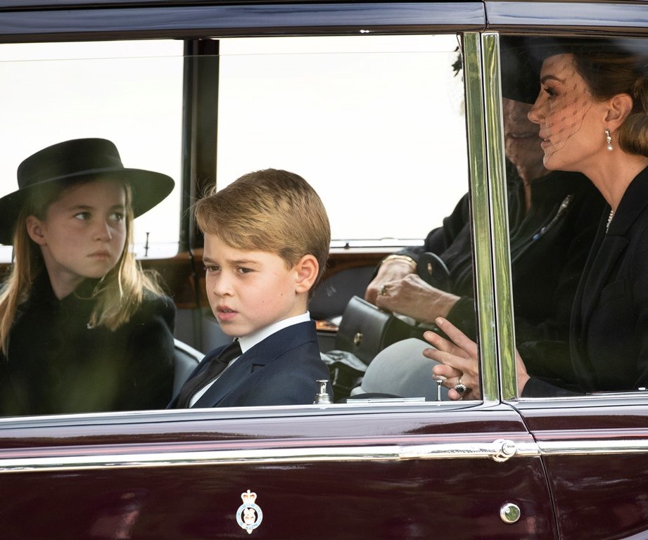Снижаются так быстро!: детей Кейт Миддлтон испугали беспилотники на похоронах королевы