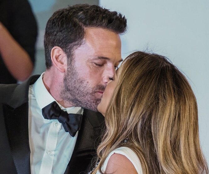 Страстные поцелуи на глазах детей: Дженнифер Лопес и Бен Аффлек сыграли вторую свадьбу