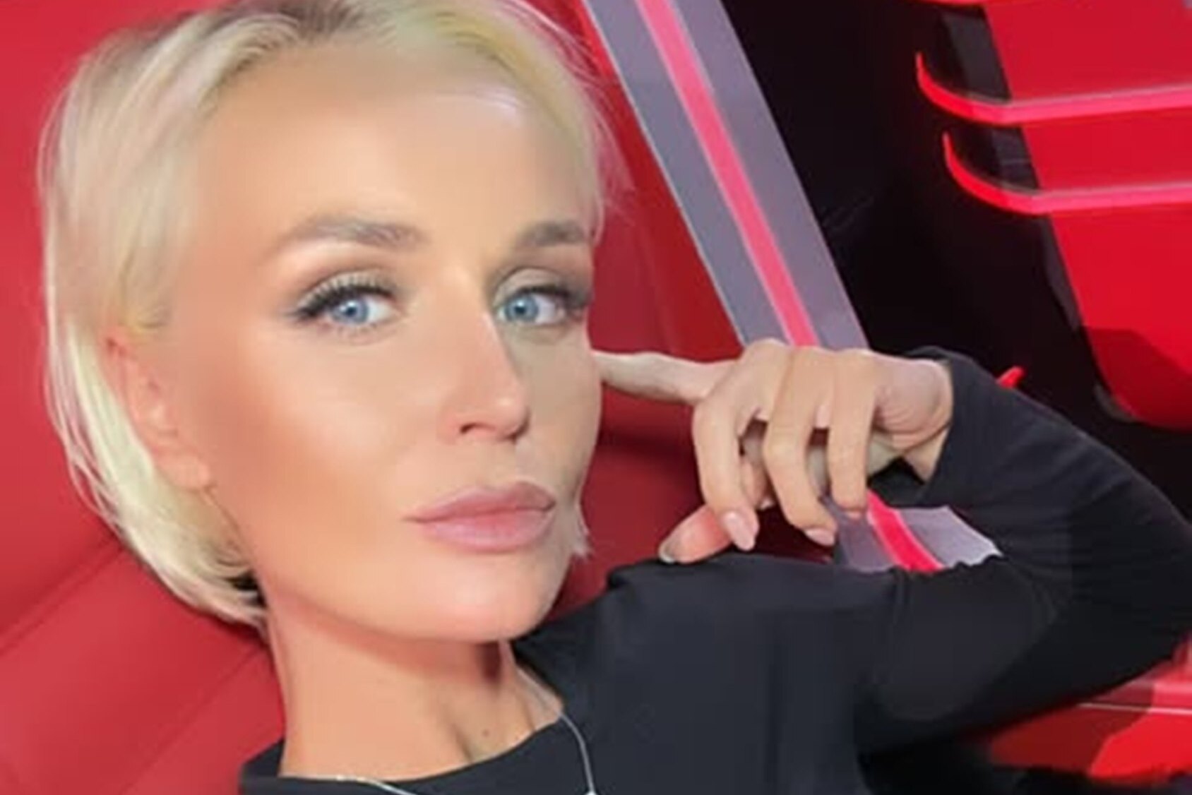 «Если честно, я уже сбилась со счета»: Полина Гагарина показала первое фото с нового сезона «Голоса»
