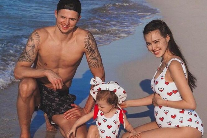 Беременная Анастасия Костенко в купальнике показала на пляже изменившуюся фигуру