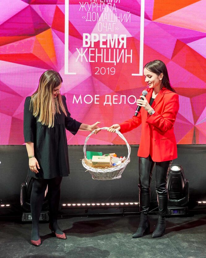 Бренд-директор Garnier в России Элеонора Окумуш и финалистка Ольга Барабанова