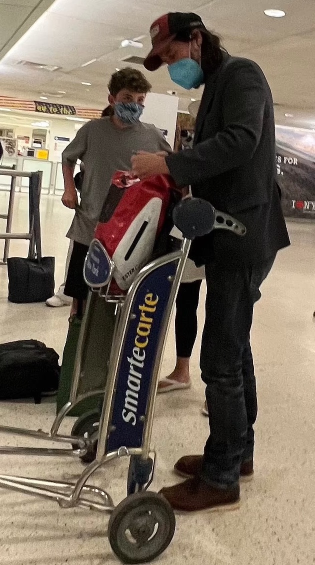 Киану Ривз пообщался с юным поклонником в аэропорту Нью-Йорка