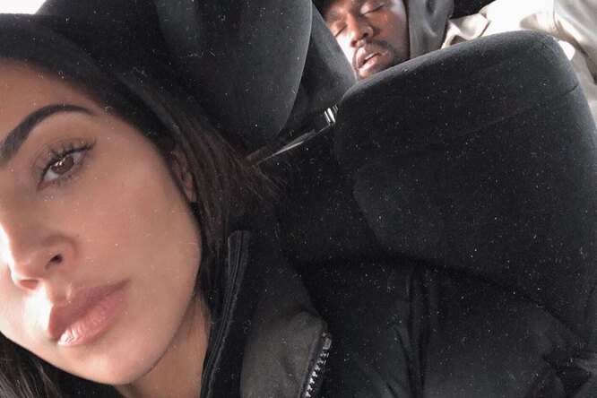 Ким Кардашьян показала забавное фото со спящим мужем