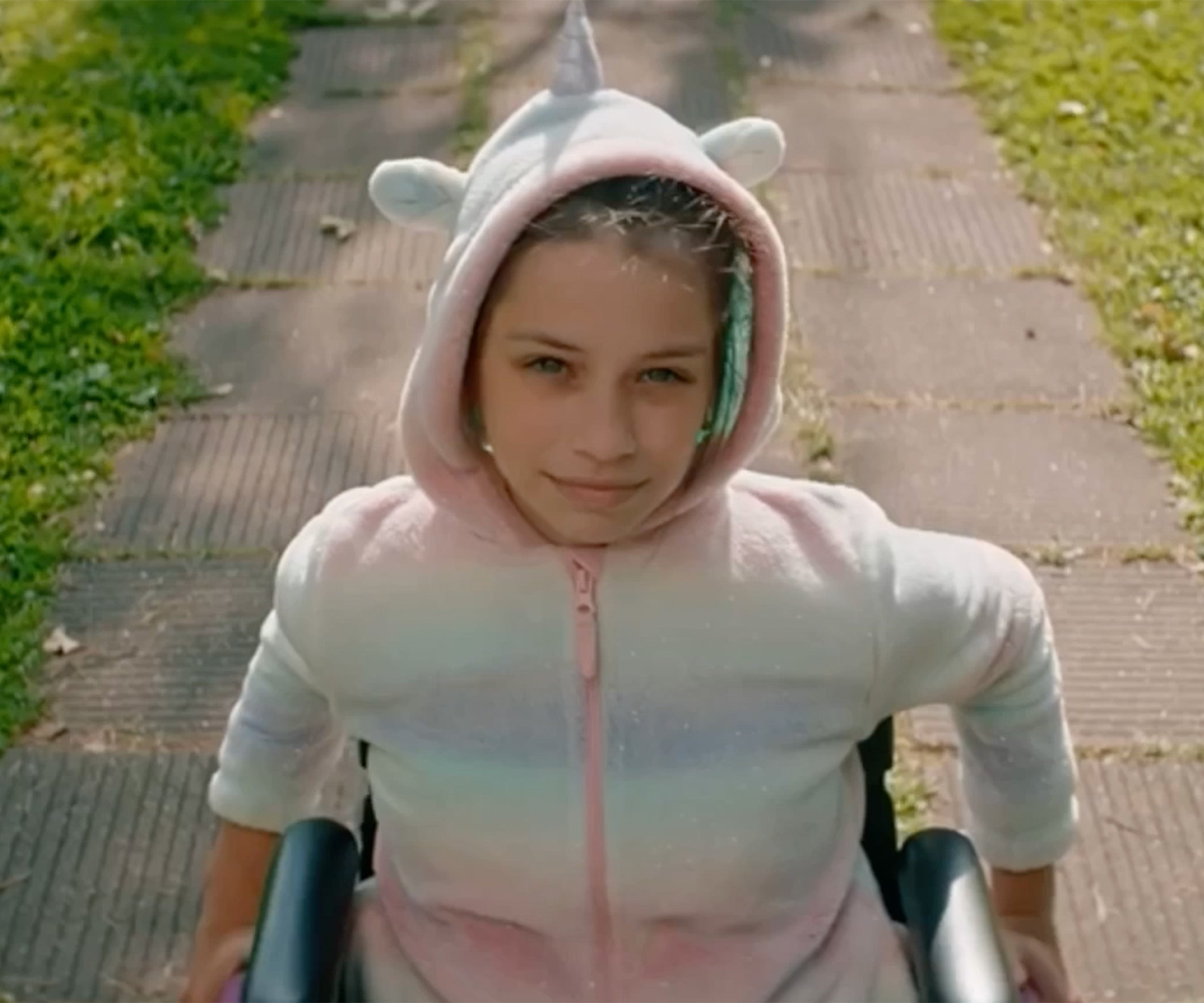 Родители уснули за рулем: история сироты-инвалида, по которой сняли фильм