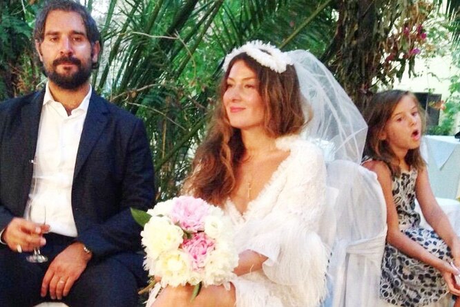 «Лучшего мужика отхватила!»: свадебные фото Жанны Бадоевой потрясли девушек