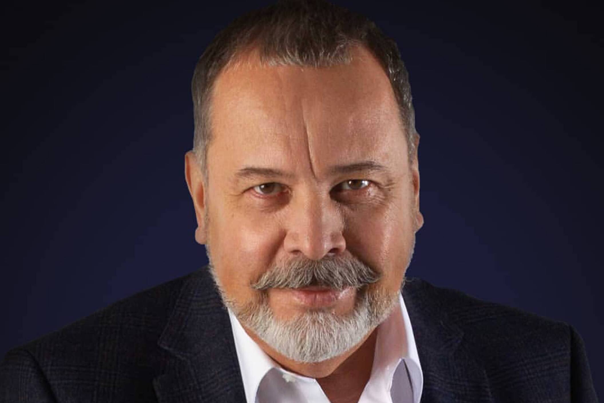 С умершим от тяжелой болезни телеведущим Алексеем Ковальковым попрощались в храме, где он венчался с женой: видео