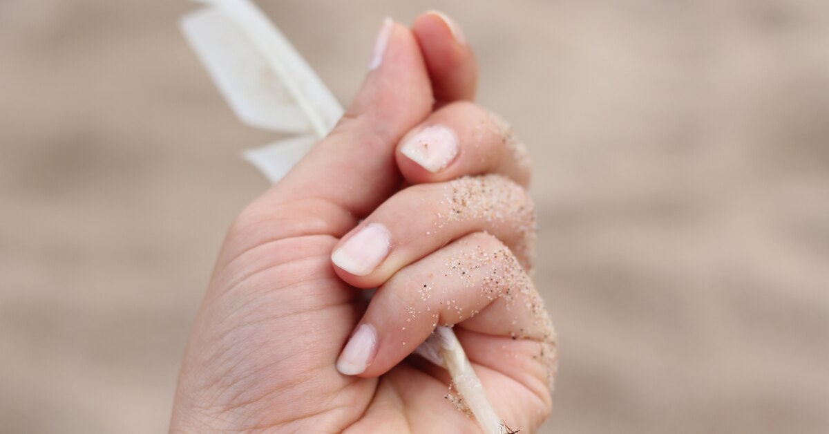Shell effect: how to restore “wavy” nails at home