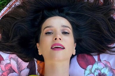 «Соблазняешь мужчин!»: Наталия Орейро в тесном платье чувственно легла на траву